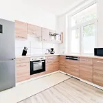 Tolstov - 3 Mit Balkon - 15 Min Zur Messe Dus Apartamento
